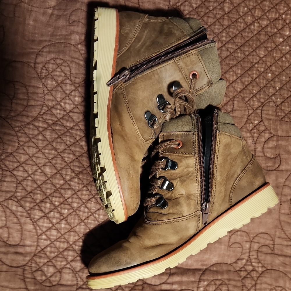CLARKS GORE-TEX.brown Boots. Size3w.These High End Boots.Worn Twice 125$original